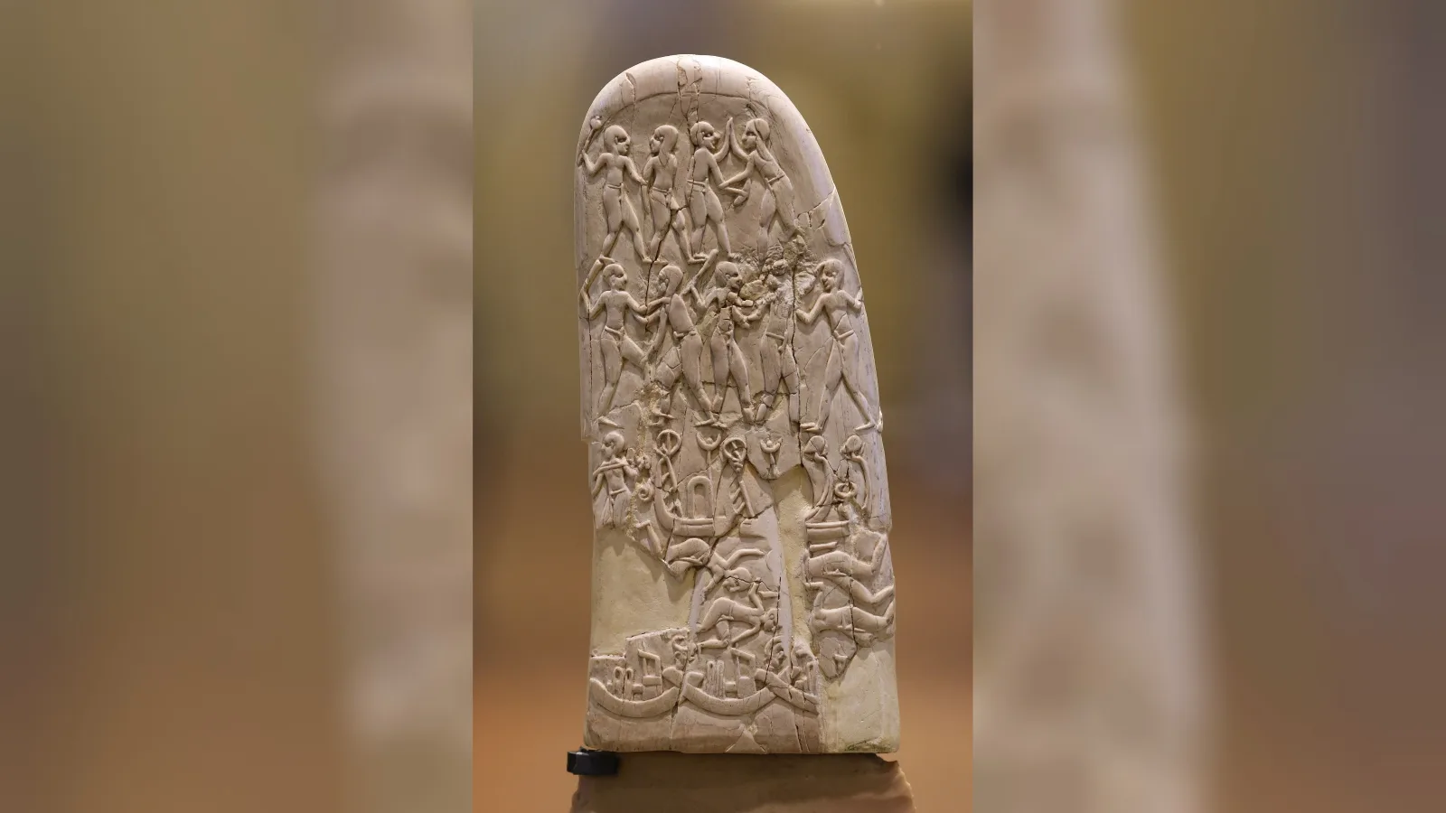 Резная рукоять из слоновой кости с рядами сражающихся людей и лодками